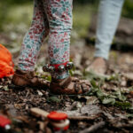 Glückliche Kinder erleben Waldmusikpädagogik in der freien Natur in Göttingen – Musikalische Früherziehung im Wald ohne Ablenkung, Musikschule Göttingen