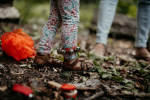 Glückliche Kinder erleben Waldmusikpädagogik in der freien Natur in Göttingen – Musikalische Früherziehung im Wald ohne Ablenkung, Musikschule Göttingen