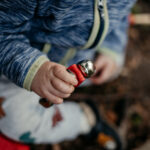Glückliche Babys erleben Waldmusikpädagogik in der freien Natur in Göttingen – Musikalische Früherziehung im Wald mit vielen Angeboten für Babys