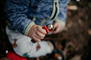 Glückliche Babys erleben Waldmusikpädagogik in der freien Natur in Göttingen – Musikalische Früherziehung im Wald mit vielen Angeboten für Babys