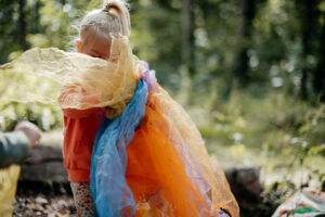 Glückliches Mädchen erleben Waldmusikpädagogik in der freien Natur in Göttingen – Musikalische Früherziehung im Wald ohne Ablenkung, Musikschule Göttingen
