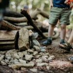 Rhythmusspiele in der Natur: Kinderwaldmusik-Gruppe in Aktion.
