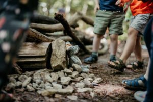 Rhythmusspiele in der Natur: Kinderwaldmusik-Gruppe in Aktion.