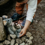 Spielende Kinder erleben Waldmusikpädagogik in der freien Natur in Göttingen – Musikalische Früherziehung im Wald