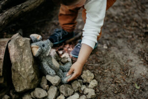 Spielende Kinder erleben Waldmusikpädagogik in der freien Natur in Göttingen – Musikalische Früherziehung im Wald