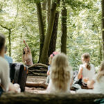 Franziska Näther spielt freudig beim Waldtheater: Authentische Einblicke in die Waldmusik-Kurse von Klangbunt