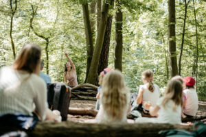 Franziska Näther spielt freudig beim Waldtheater: Authentische Einblicke in die Waldmusik-Kurse von Klangbunt