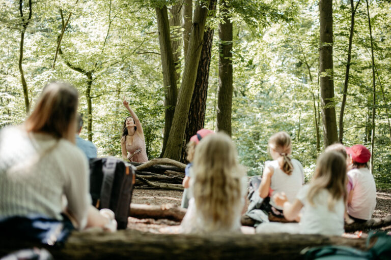 Franziska Näther spielt freudig beim Waldtheater: Authentische Einblicke in die Waldmusik-Kurse von Klangbunt
