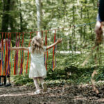 Spielende Kinder erleben Waldmusikpädagogik in der freien Natur mit der Musikschule Klangbunt in Göttingen – Musikalische Früherziehung im Wald, Musikschule Göttingen