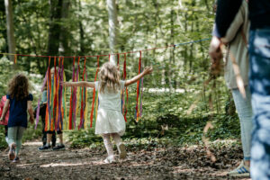 Spielende Kinder erleben Waldmusikpädagogik in der freien Natur mit der Musikschule Klangbunt in Göttingen – Musikalische Früherziehung im Wald, Musikschule Göttingen
