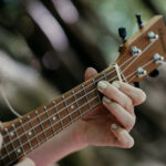 Franziska Näther spielt begeistert Ukulele, ihr Lieblingsinstrument bei der Waldmusikpädagogik