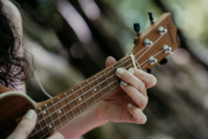 Franziska Näther spielt begeistert Ukulele, ihr Lieblingsinstrument bei der Waldmusikpädagogik