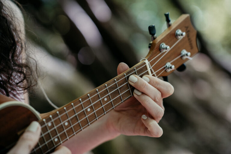 Franziska Näther spielt begeistert Ukulele, ihr Lieblingsinstrument bei der Waldmusikpädagogik