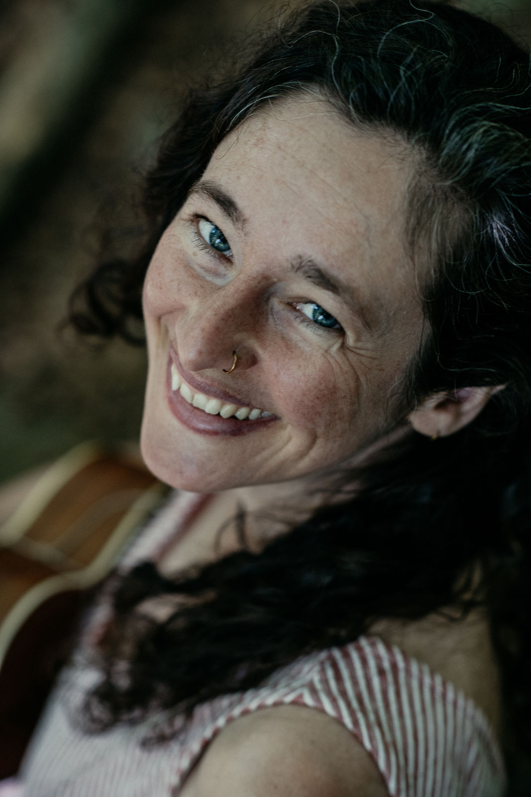 Franziska Näther, Gründerin von Klangunt und ERfinderin der Waldmusikpädagogik, lächelt in die Kamera