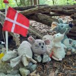 Kinder spielen mit Instrumenten im Wald – Musikalische Früherziehung Göttingen.