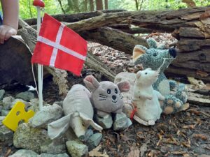 Kinder spielen mit Instrumenten im Wald – Musikalische Früherziehung Göttingen.