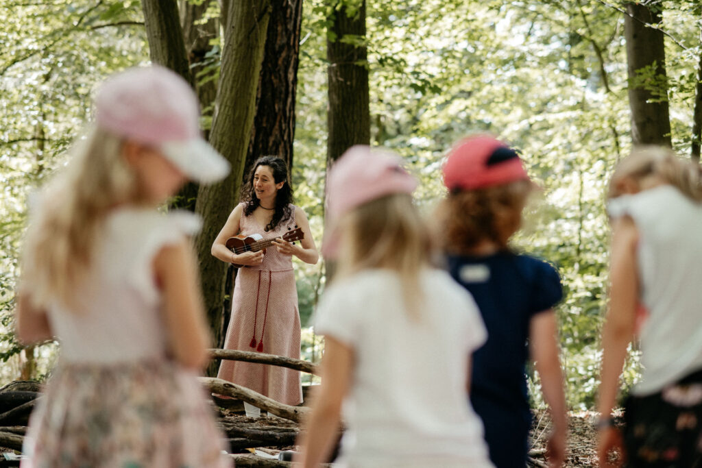 Franziska Näther mit LKindern beim Musizieren im Wald