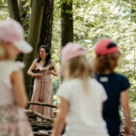 Franziska Näther mit LKindern beim Musizieren im Wald