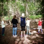 Kinderwaldmusik: Grundschulkinder musizieren im Wald